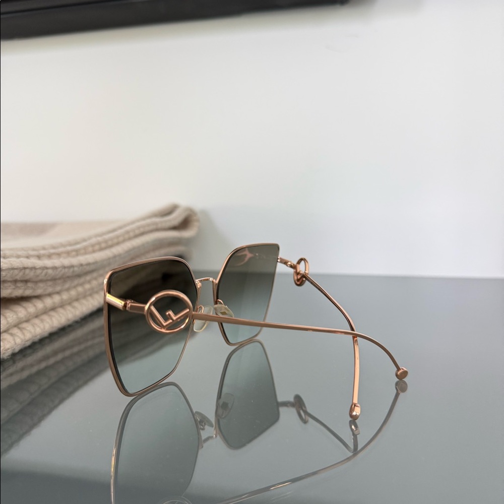 Metal F is Fendi Sunglasses FF 0323/S Rose Gold. Only worn a few times - Picture 6 of 9